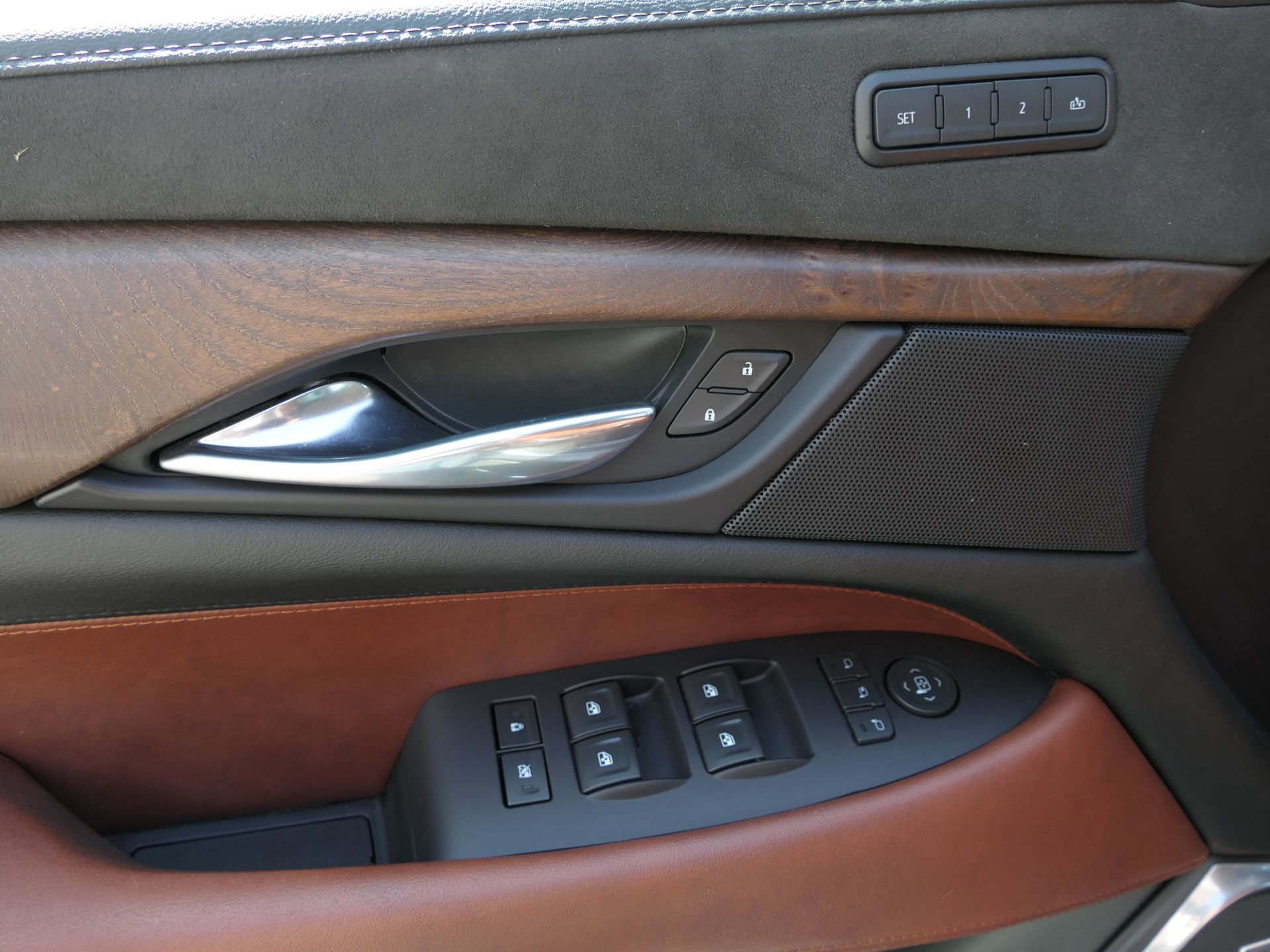 Used 2019 Cadillac Escalade Premium Luxury w/ Escalade Sport Edition image 14