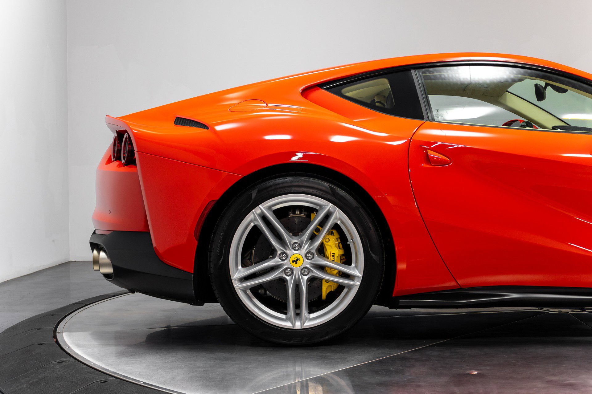 Used 2018 Ferrari 812 Superfast image 23