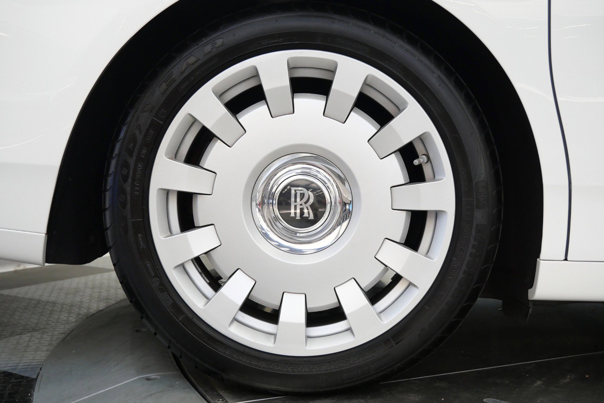 Used 2014 Rolls-Royce Ghost RWD image 40