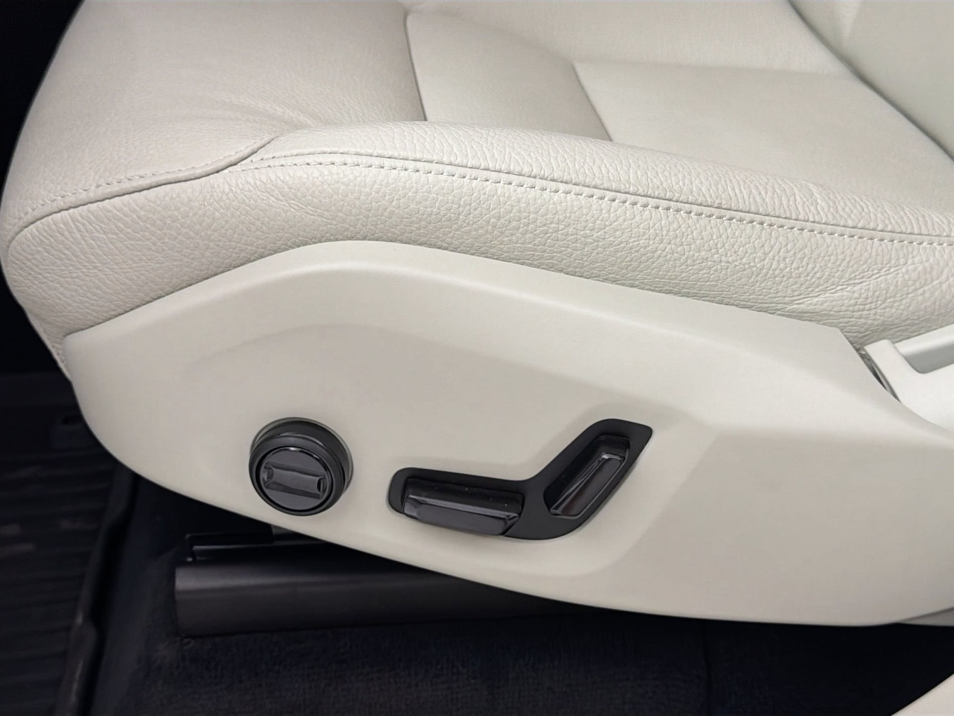 Certified 2025 Volvo XC90 T8 Plus w/ Protection Package Premier AWD/4WD image 19