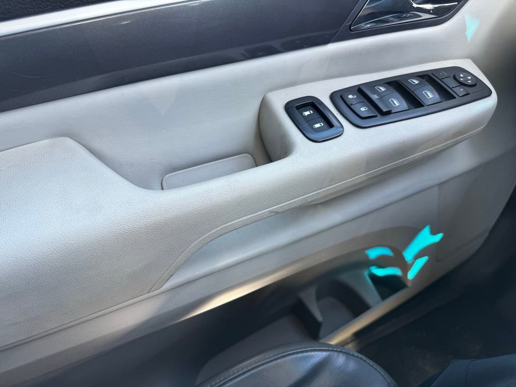 Used 2010 Volkswagen Routan SE image 27