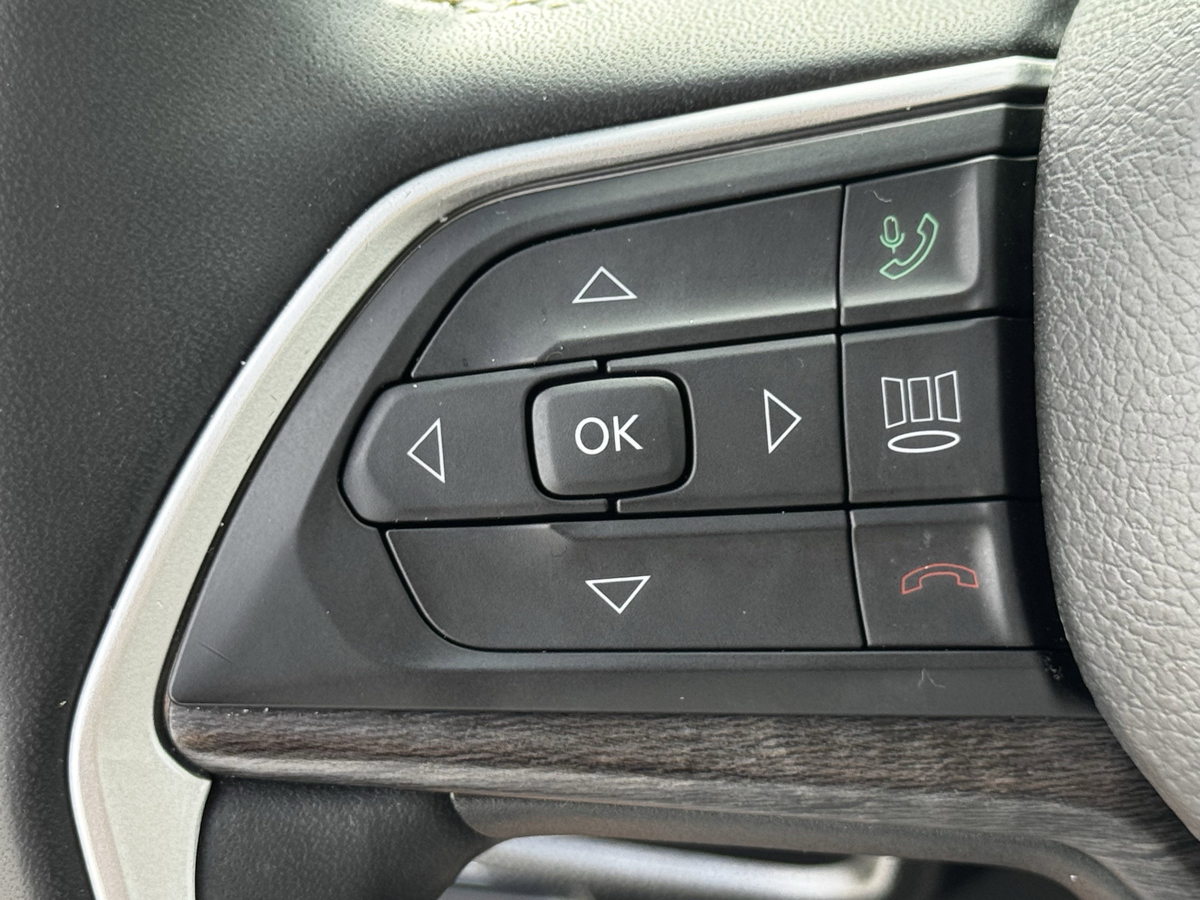 Used 2023 Jeep Grand Cherokee Limited w/ Black Appearance Package image 25