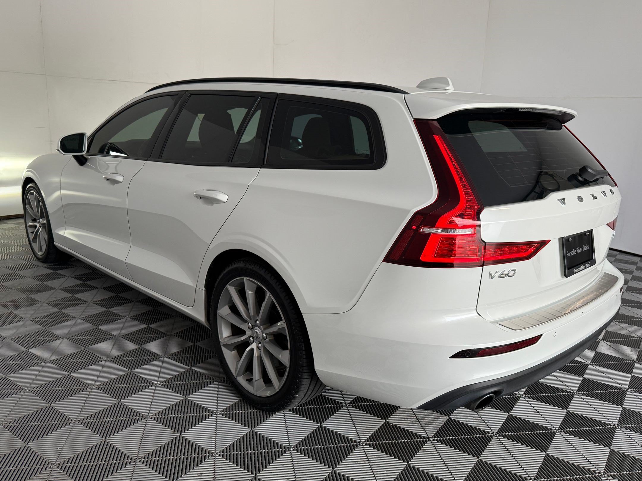 Used 2020 Volvo V60 T5 Momentum FWD image 3