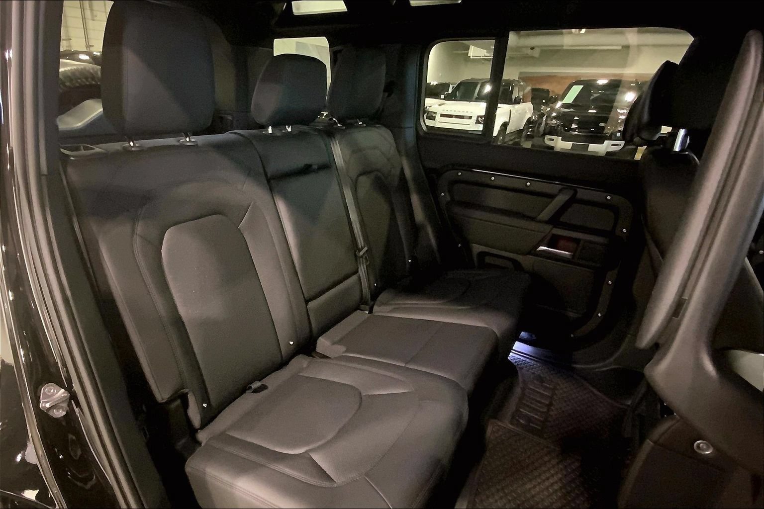 Certified 2025 Land Rover Defender 110 X-Dynamic SE AWD/4WD image 19