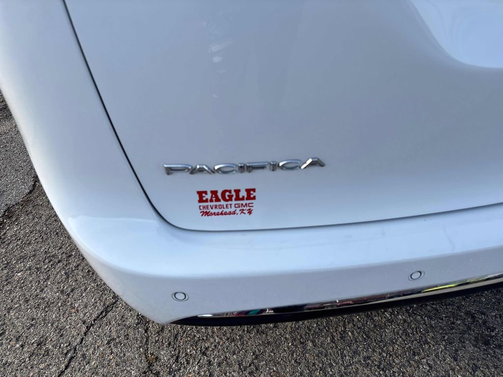 Used 2024 Chrysler Pacifica Touring-L image 11