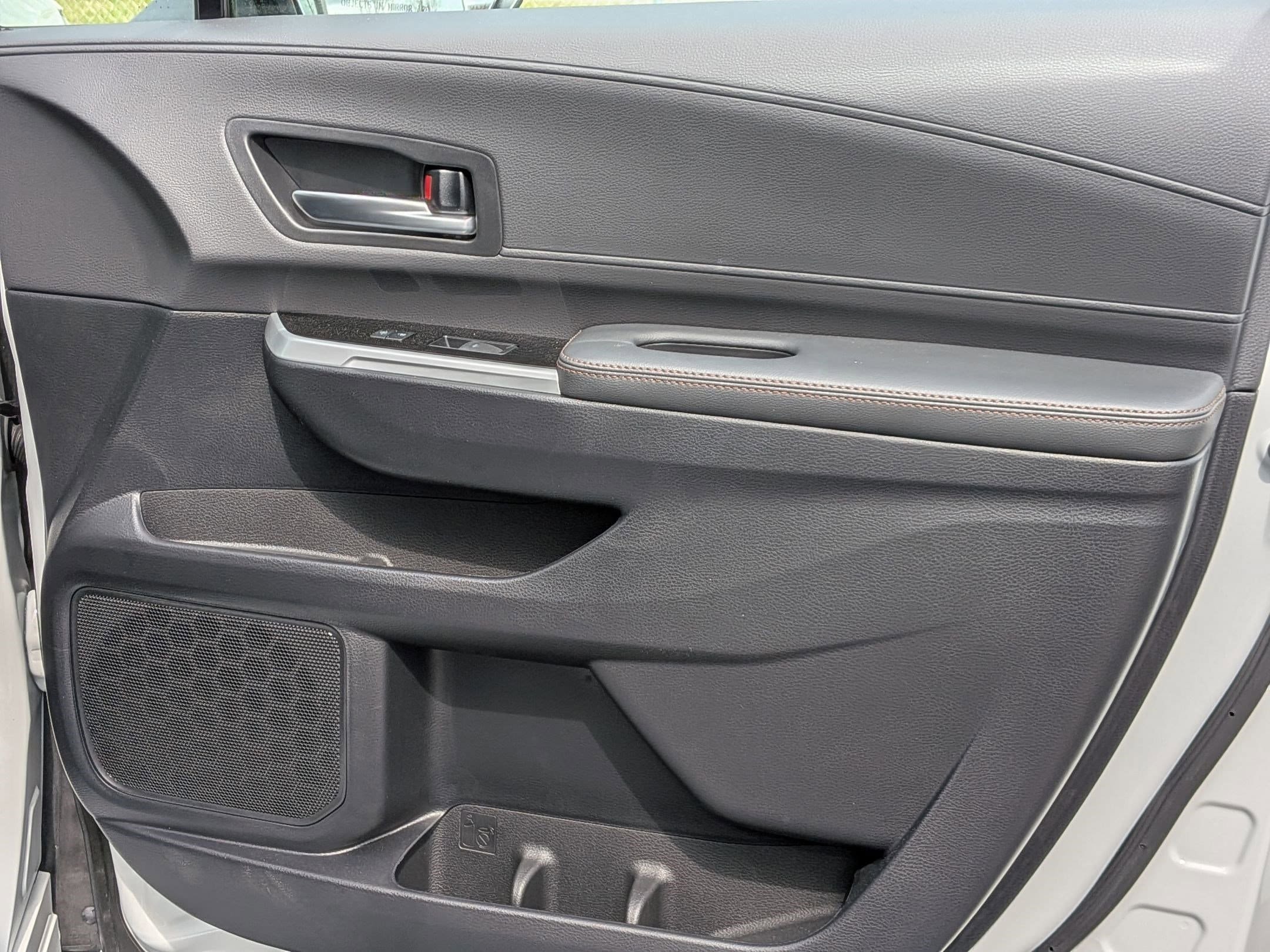 Used 2025 Toyota Sienna Platinum AWD/4WD image 31