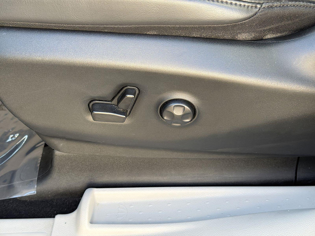 Used 2023 Chrysler Pacifica Touring-L FWD image 32