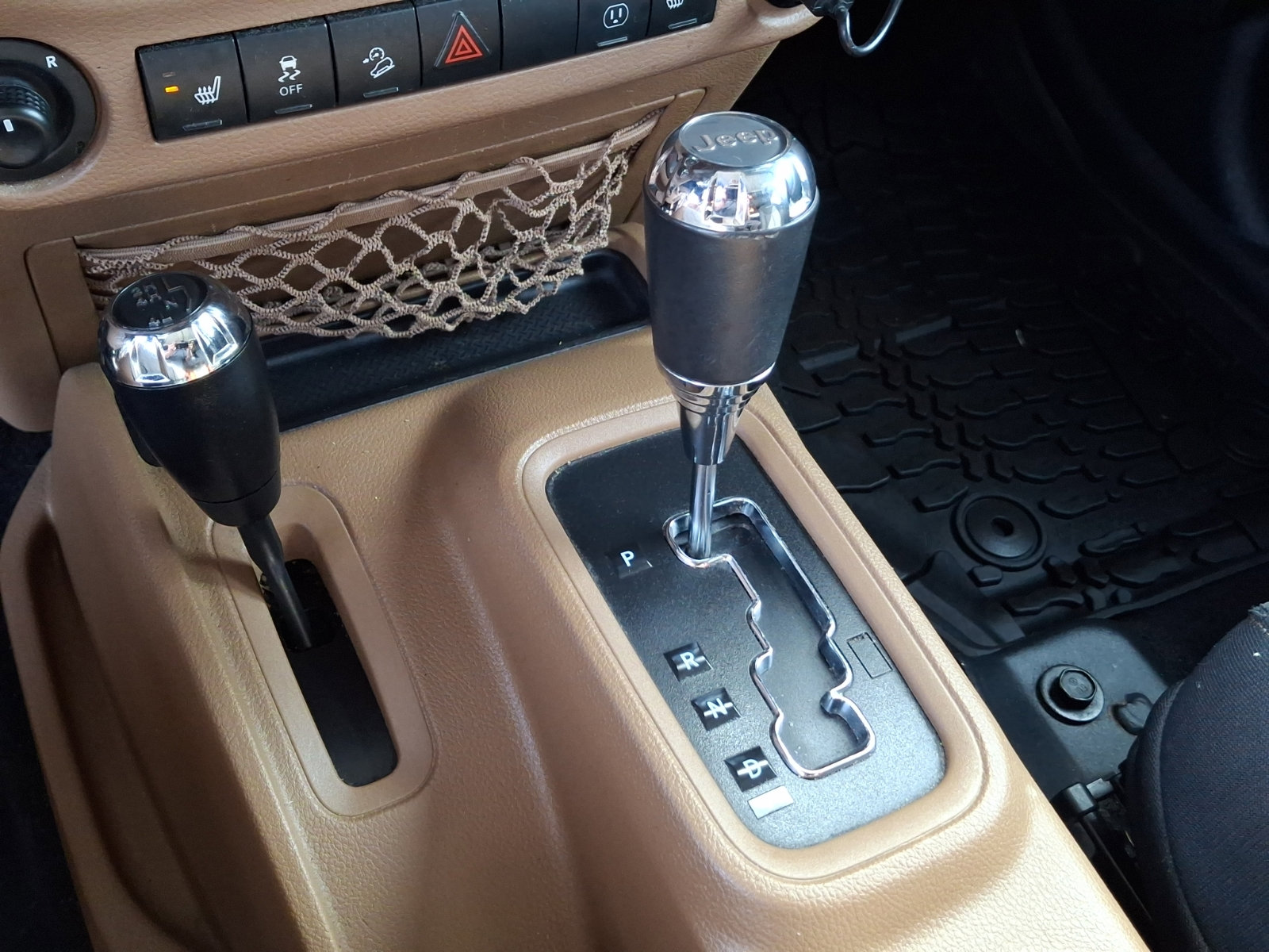 Used 2017 Jeep Wrangler Unlimited Sahara w/ Connectivity Group AWD/4WD image 14