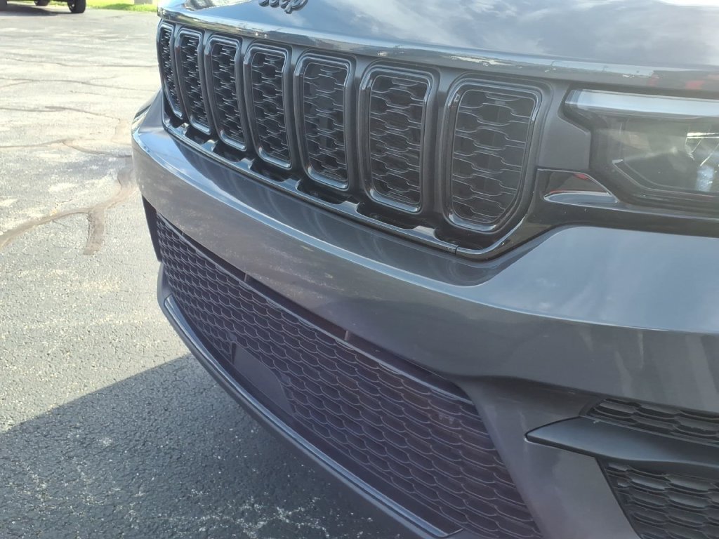 Used 2024 Jeep Grand Cherokee Altitude AWD/4WD image 17