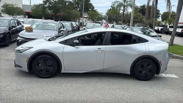 Used 2023 Toyota Prius LE FWD image 4