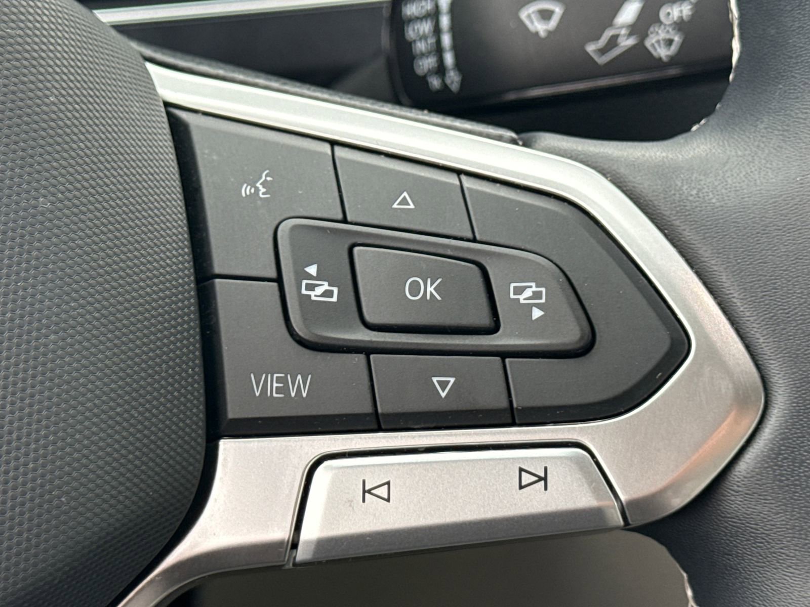 Certified 2023 Volkswagen Tiguan SE image 33