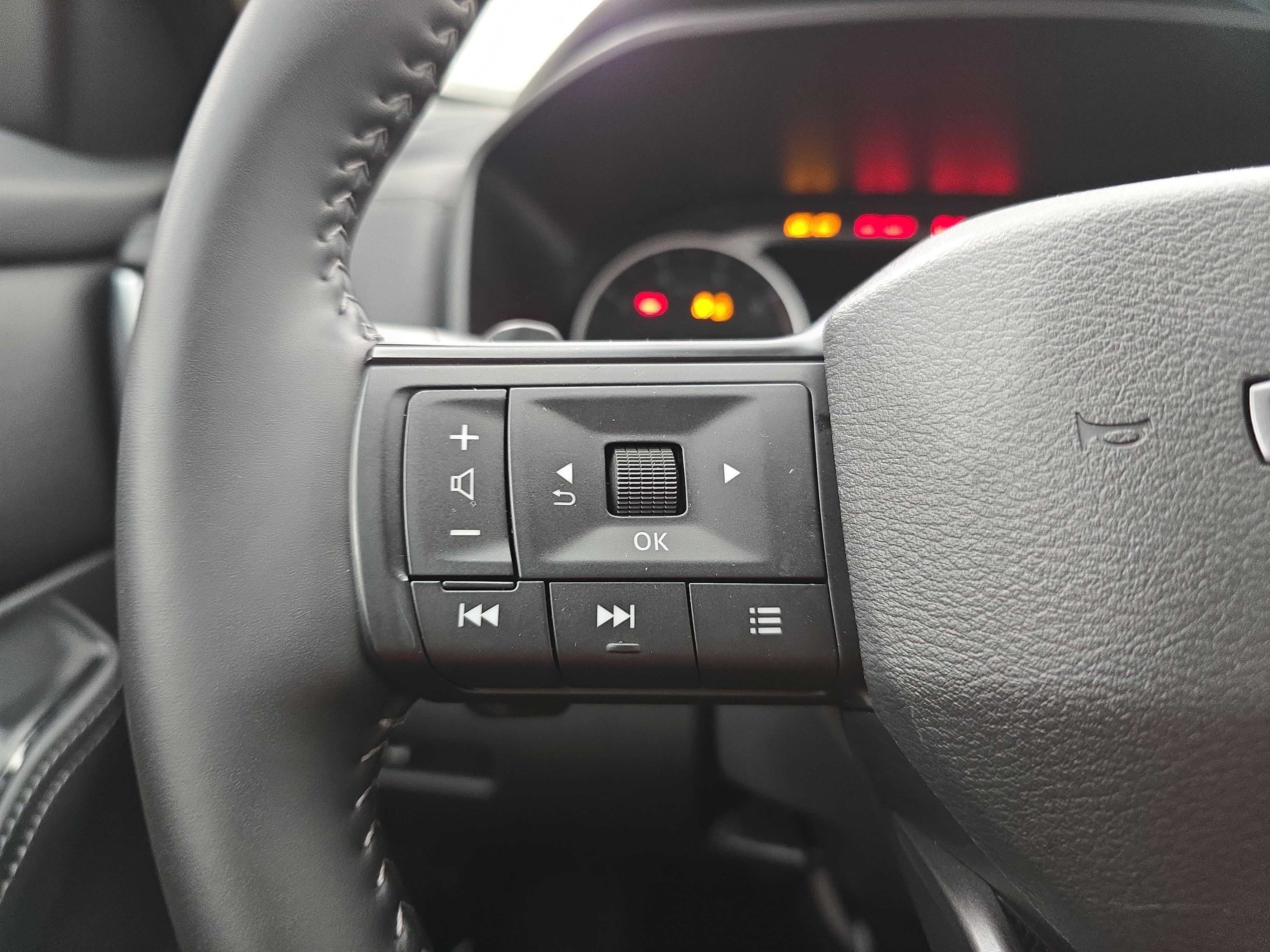 Certified 2025 Nissan Rogue SV FWD image 17