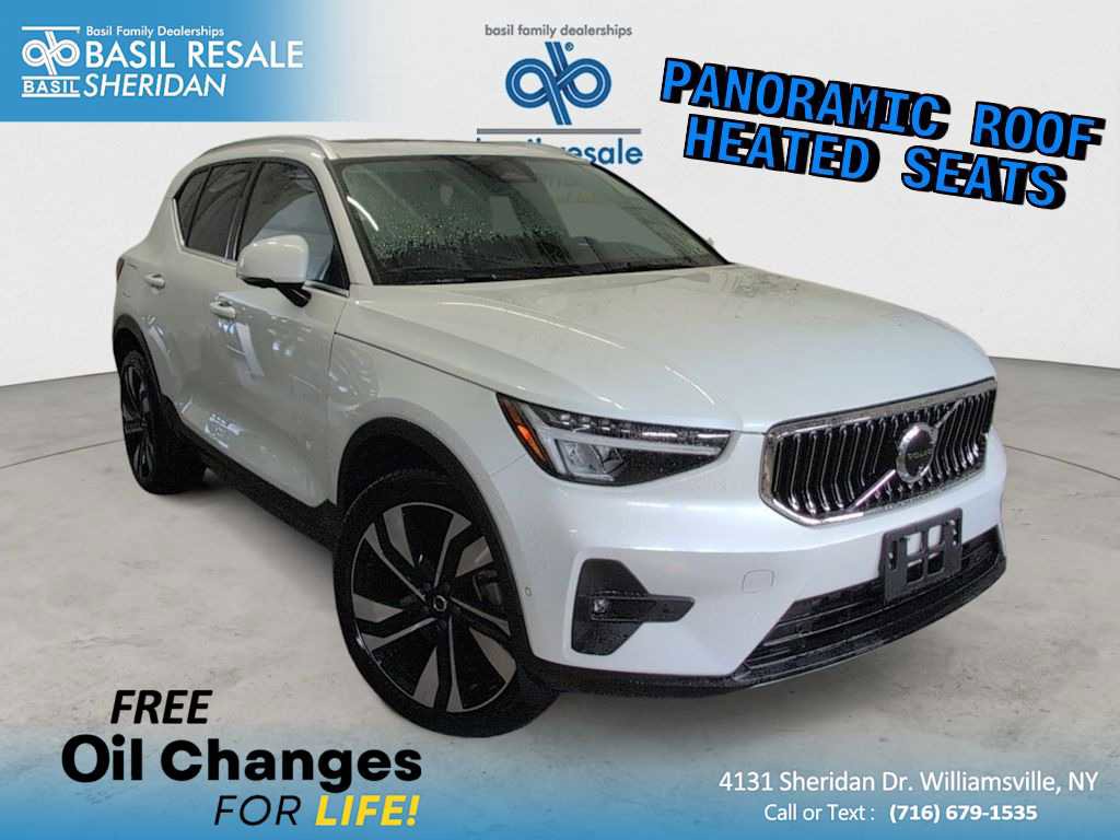 Used 2025 Volvo XC40 B5 Plus image 1