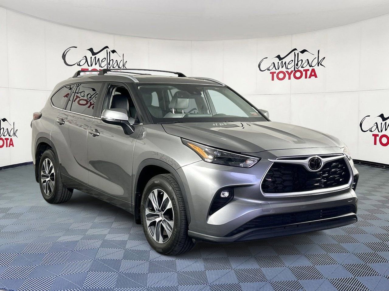 Used 2025 Toyota Highlander XLE image 3