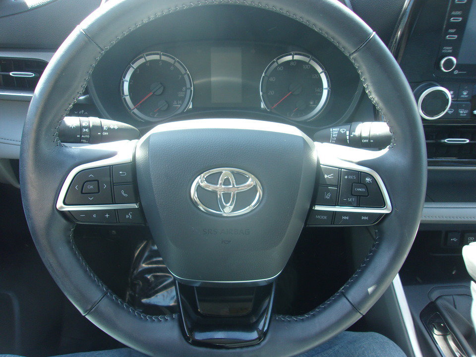 Used 2020 Toyota Highlander LE AWD/4WD image 8