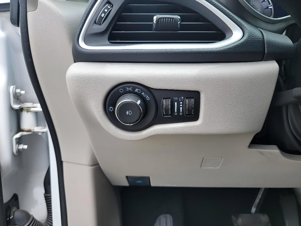 Used 2022 Chrysler Pacifica Touring-L FWD image 15