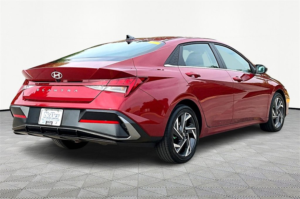 Certified 2025 Hyundai Elantra SEL image 2