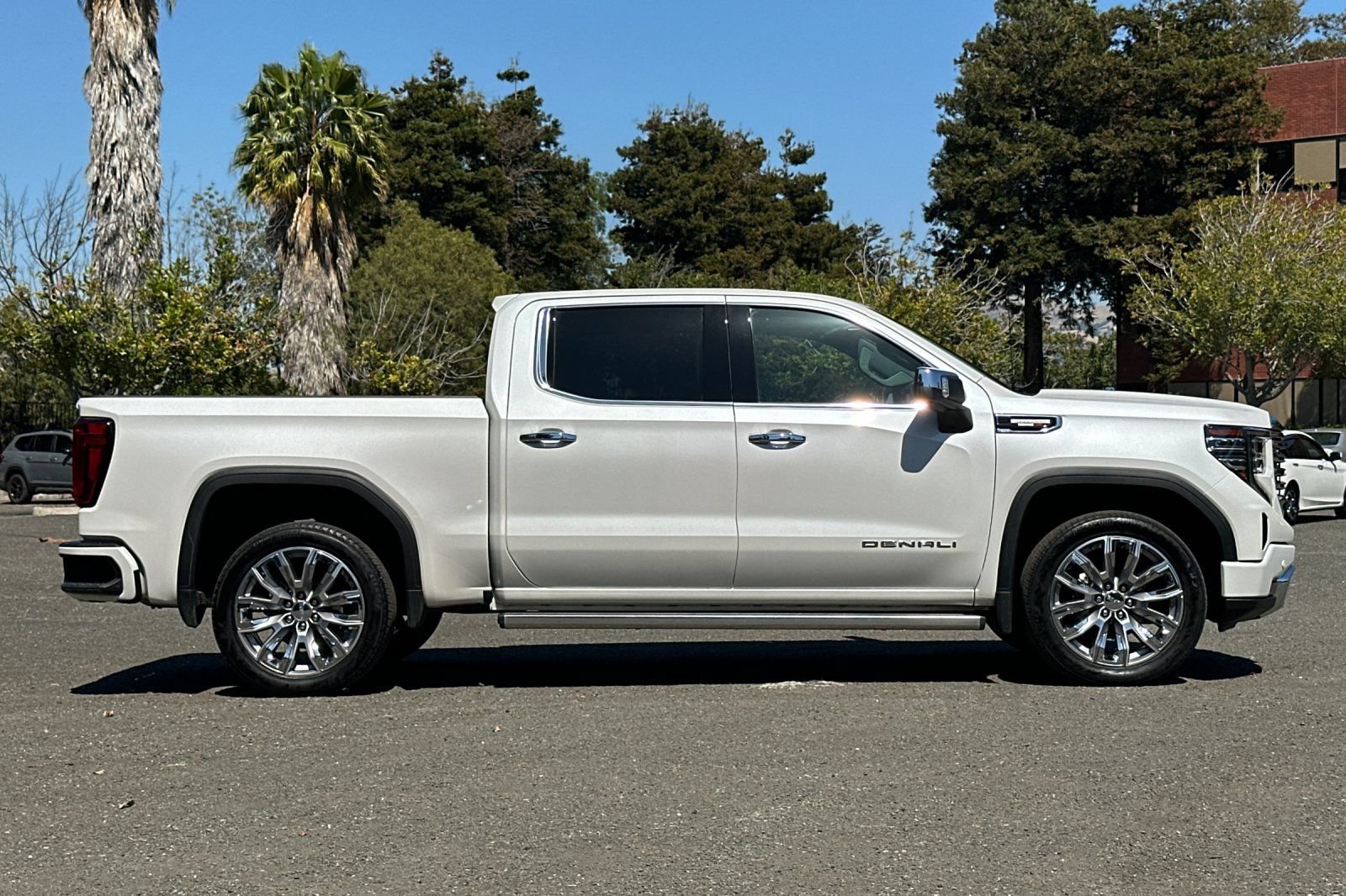 Used 2025 GMC Sierra 1500 Denali w/ Denali Reserve Package AWD/4WD image 3