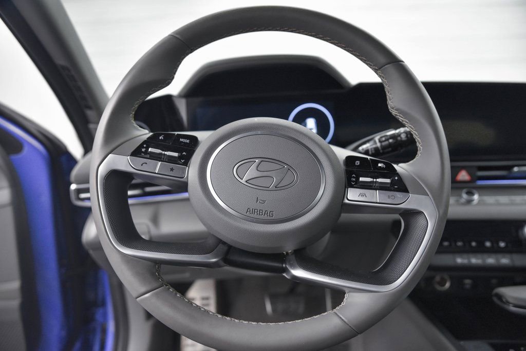 Used 2025 Hyundai Elantra SEL image 19
