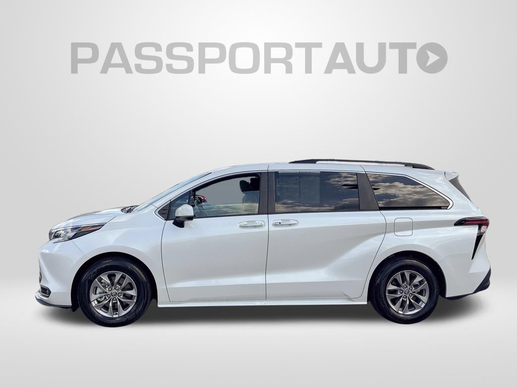 Used 2026 Toyota Sienna XLE FWD image 2
