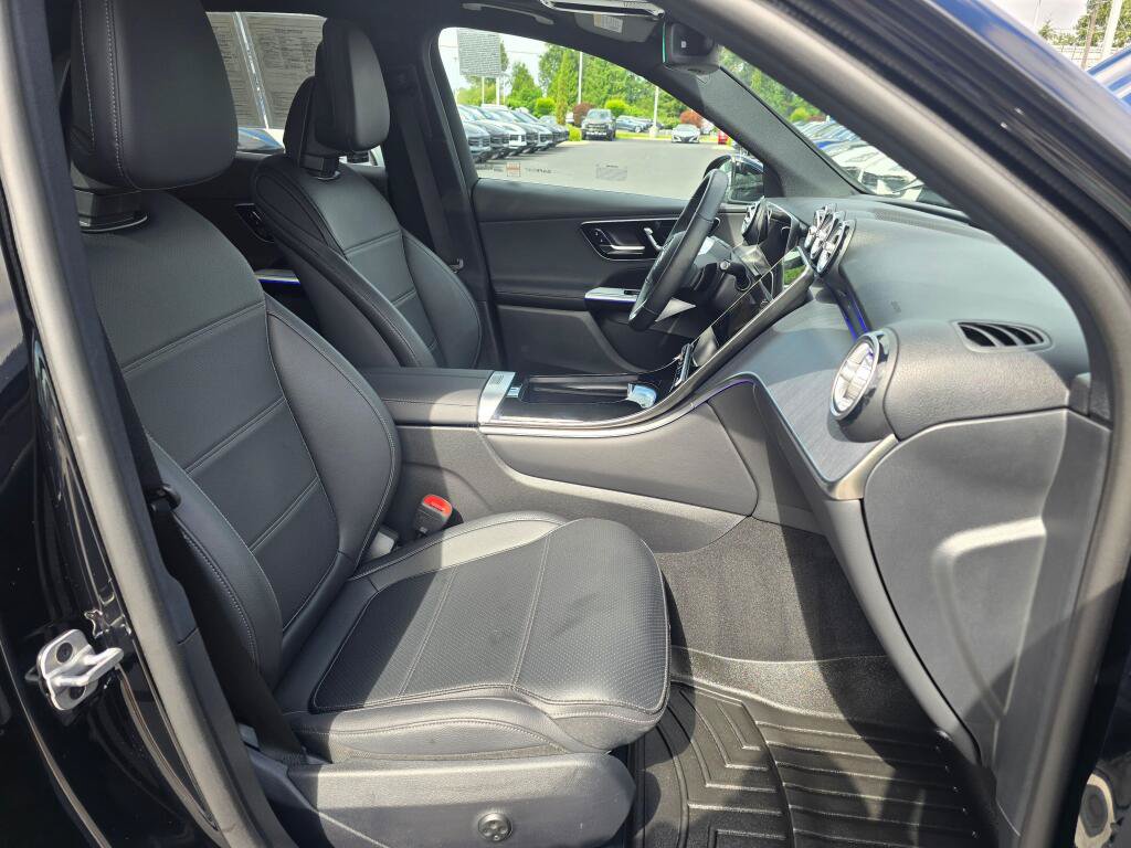 Used 2025 Mercedes-Benz GLC 300 4MATIC image 27