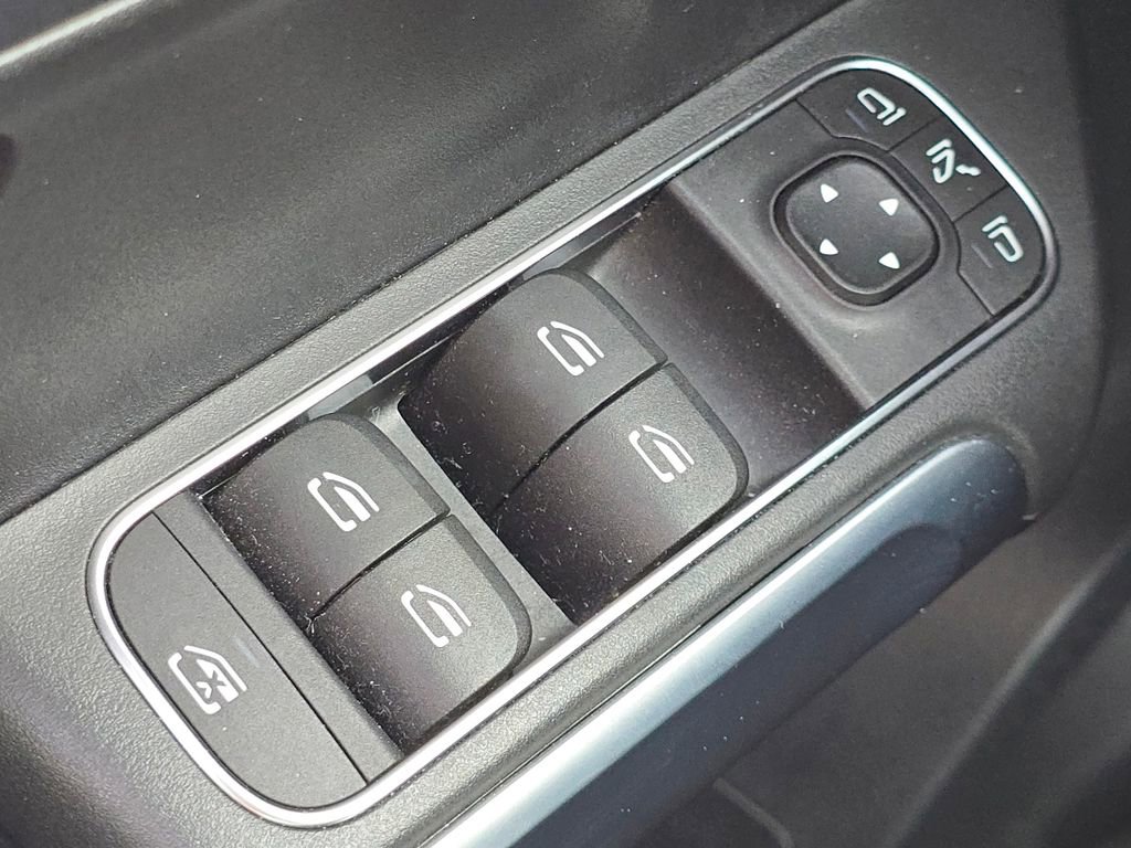 Used 2023 Mercedes-Benz GLB 250 4MATIC image 25