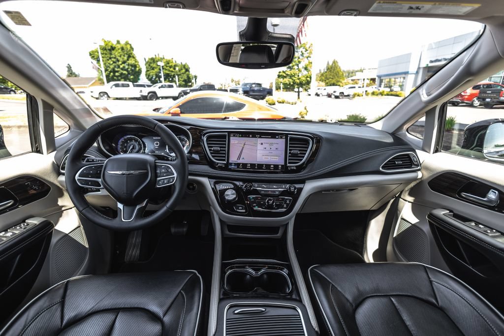 Used 2024 Chrysler Pacifica Limited FWD image 22