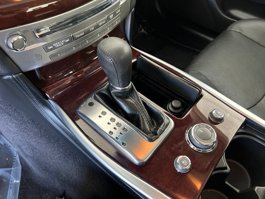 Used 2017 INFINITI Q70 3.7 RWD image 26