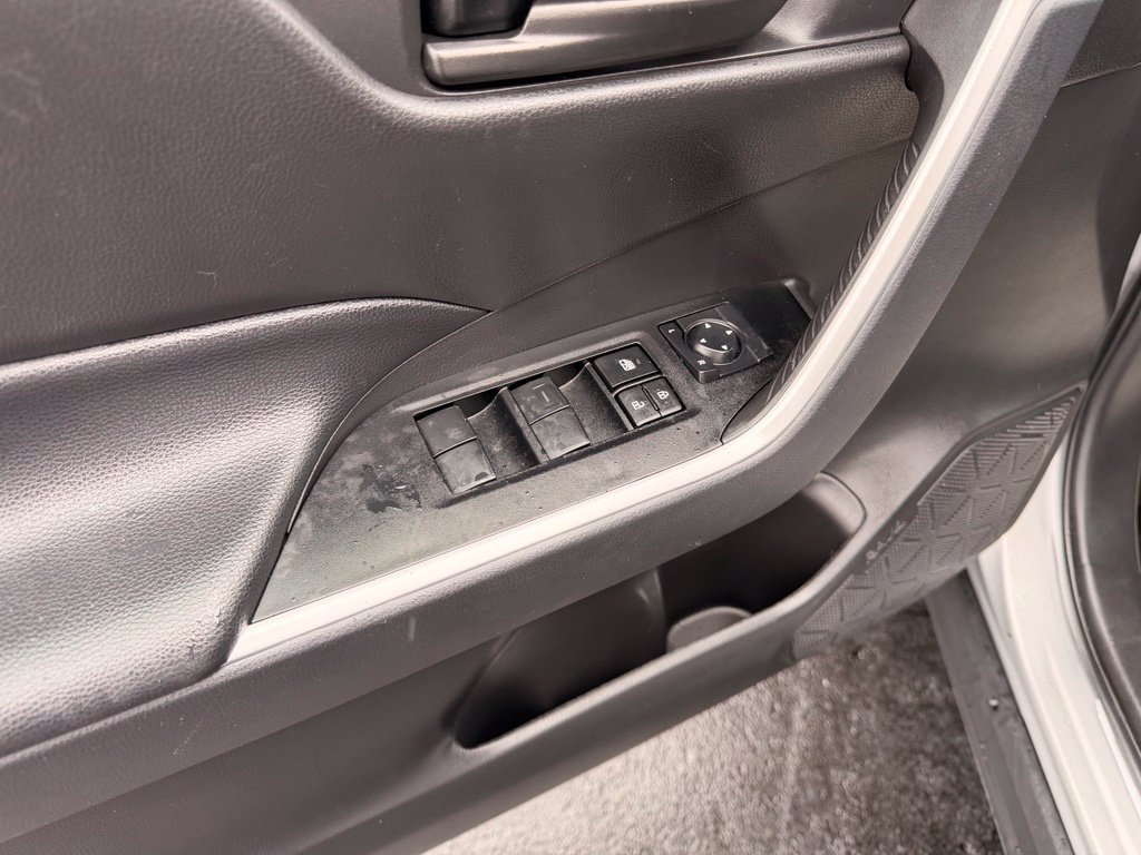 Used 2025 Toyota RAV4 LE AWD/4WD image 28