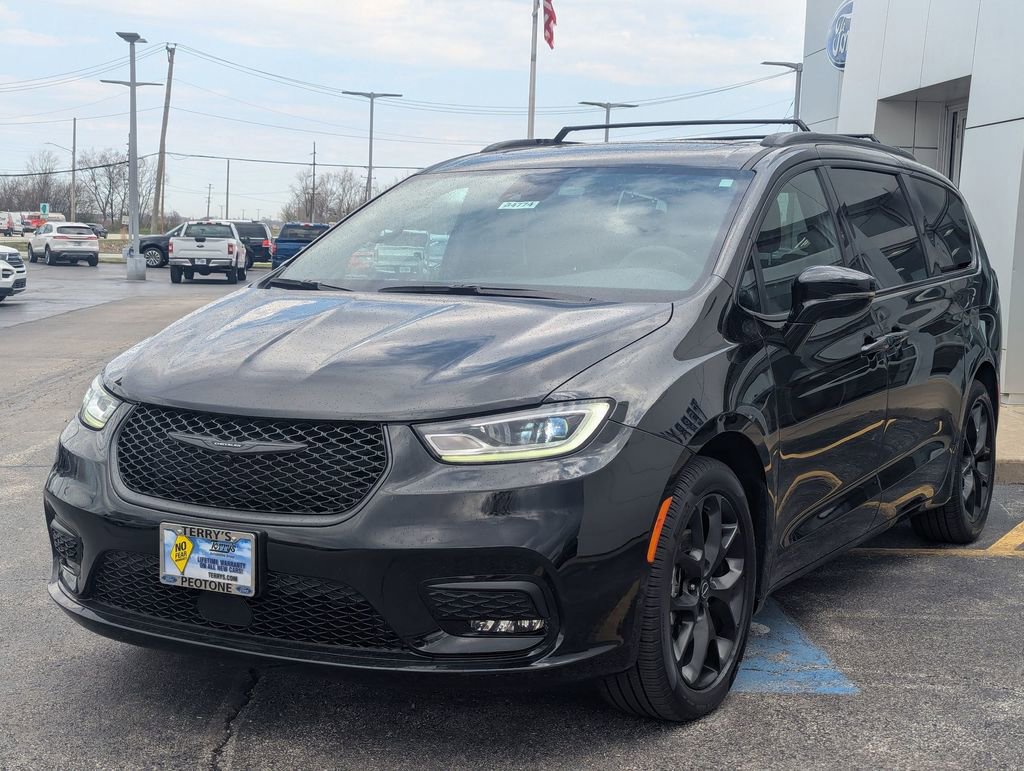 Used 2025 Chrysler Pacifica Limited FWD image 7