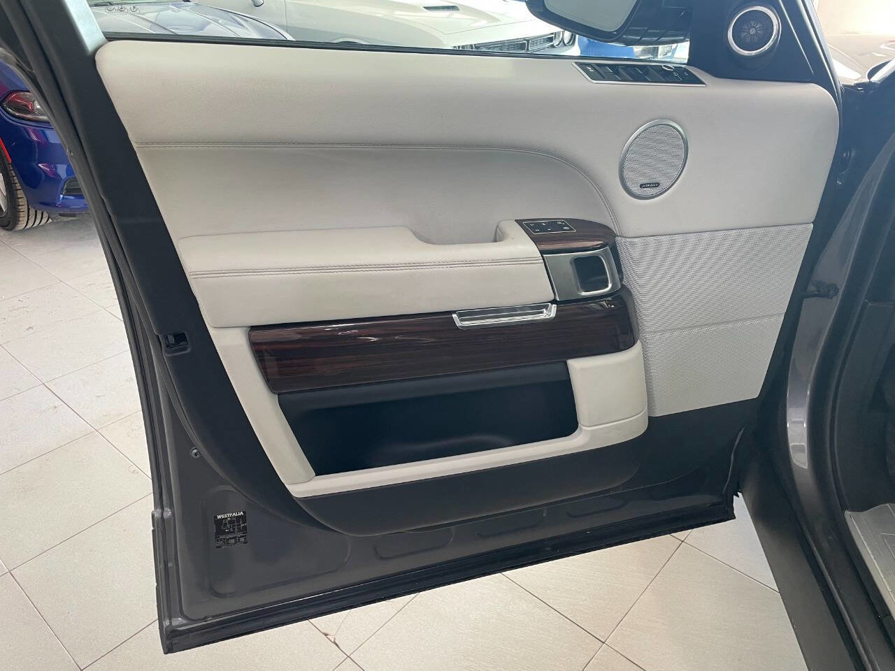 Used 2015 Land Rover Range Rover HSE image 13