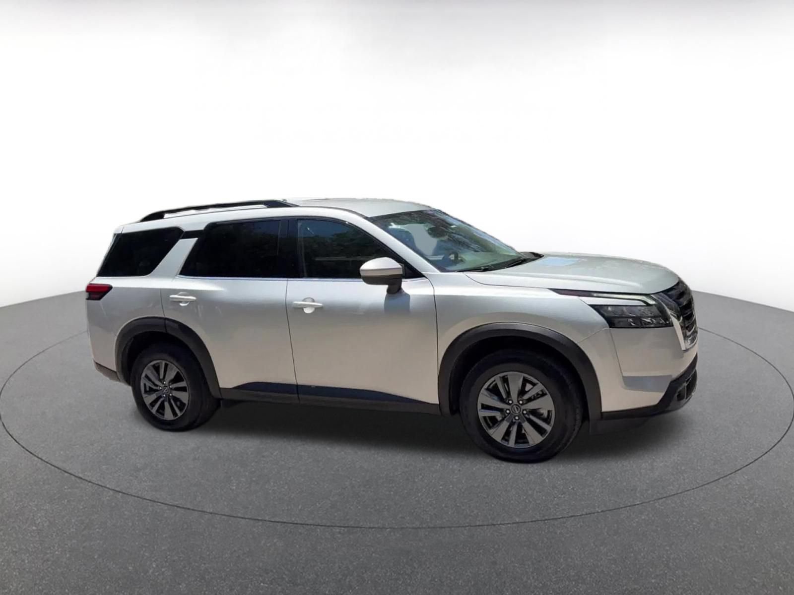 Used 2025 Nissan Pathfinder SV FWD image 2