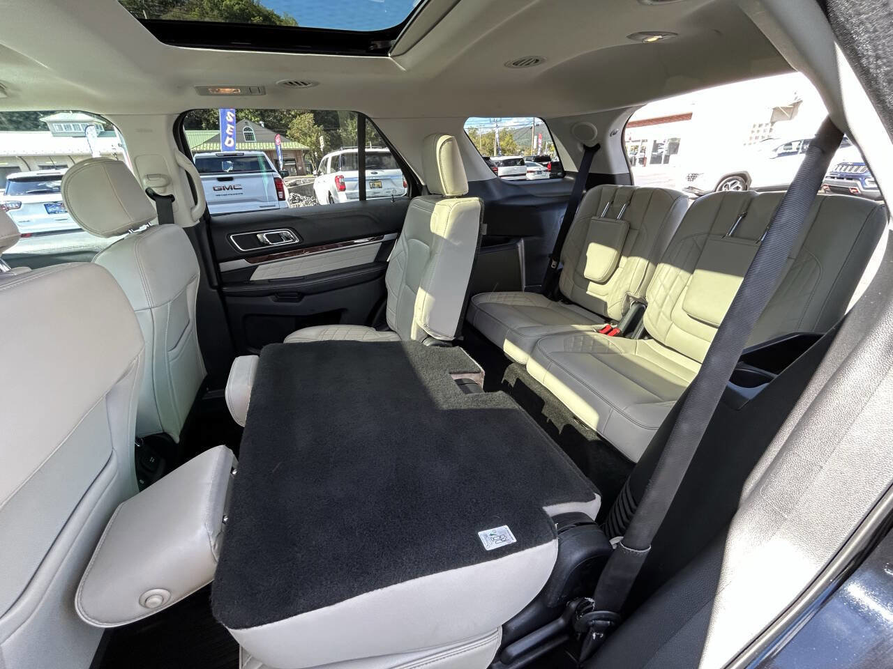 Used 2017 Ford Explorer Platinum image 35