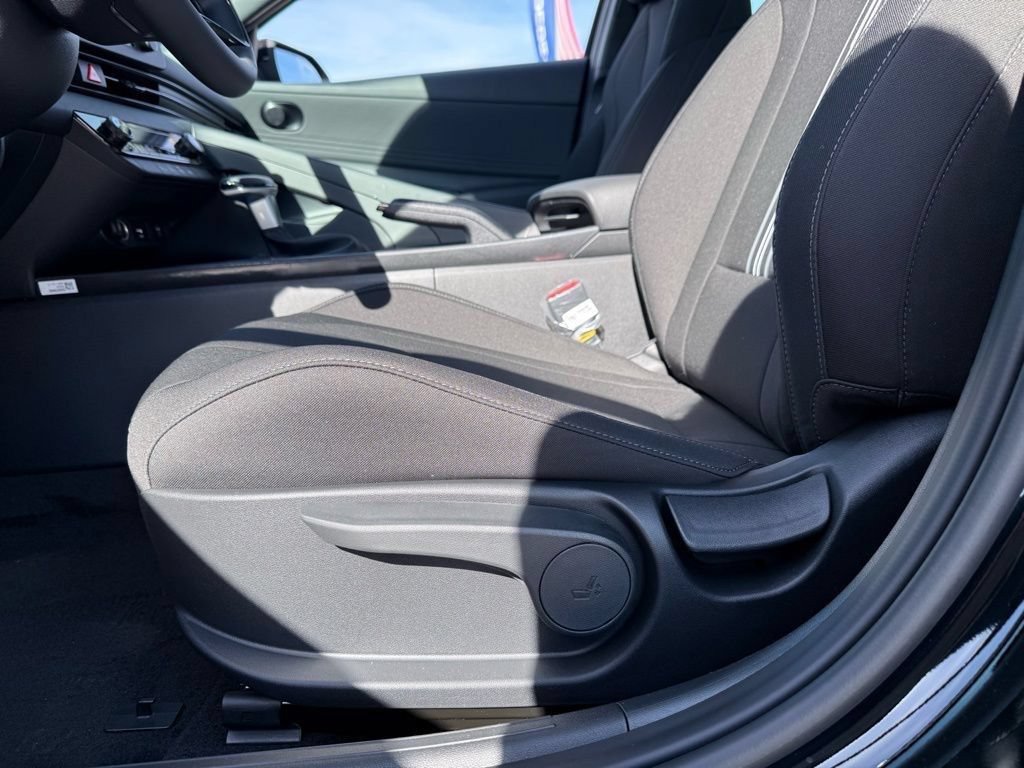 Certified 2025 Hyundai Elantra Sport FWD image 9