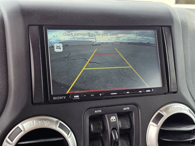 Used 2018 Jeep Wrangler Unlimited Sahara w/ Connectivity Group image 9