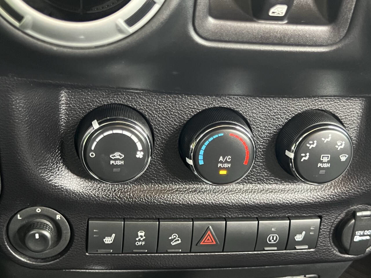 Used 2015 Jeep Wrangler Unlimited Sahara w/ Connectivity Group image 29