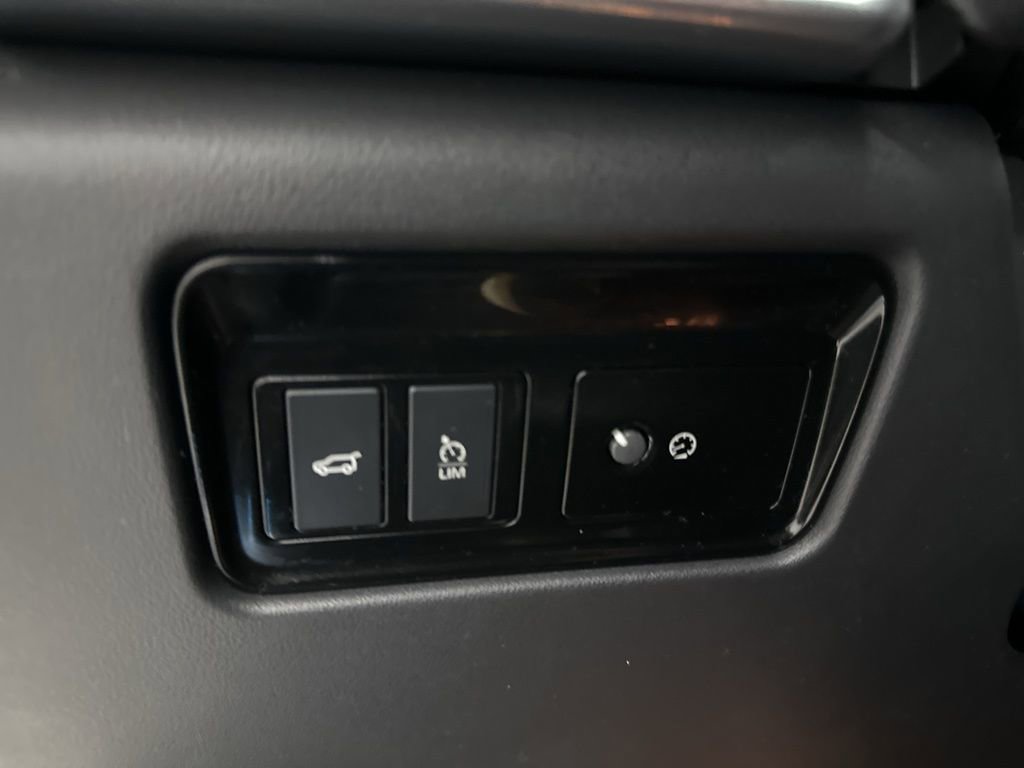 Used 2020 Jaguar F-PACE Premium image 17