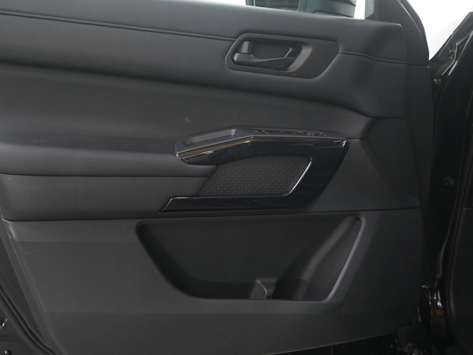 Used 2024 Nissan Pathfinder S image 18