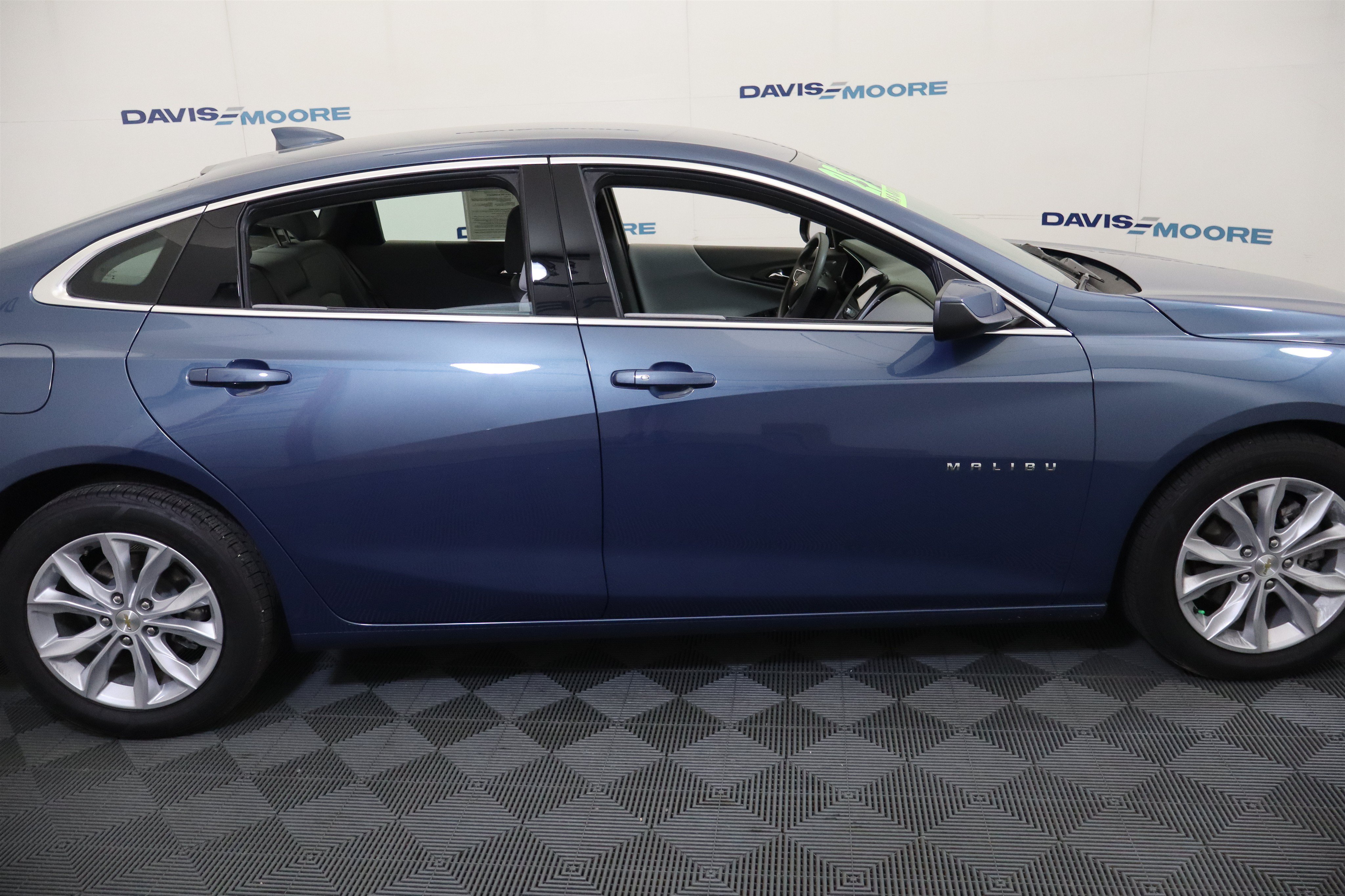 Used 2025 Chevrolet Malibu LT FWD image 5