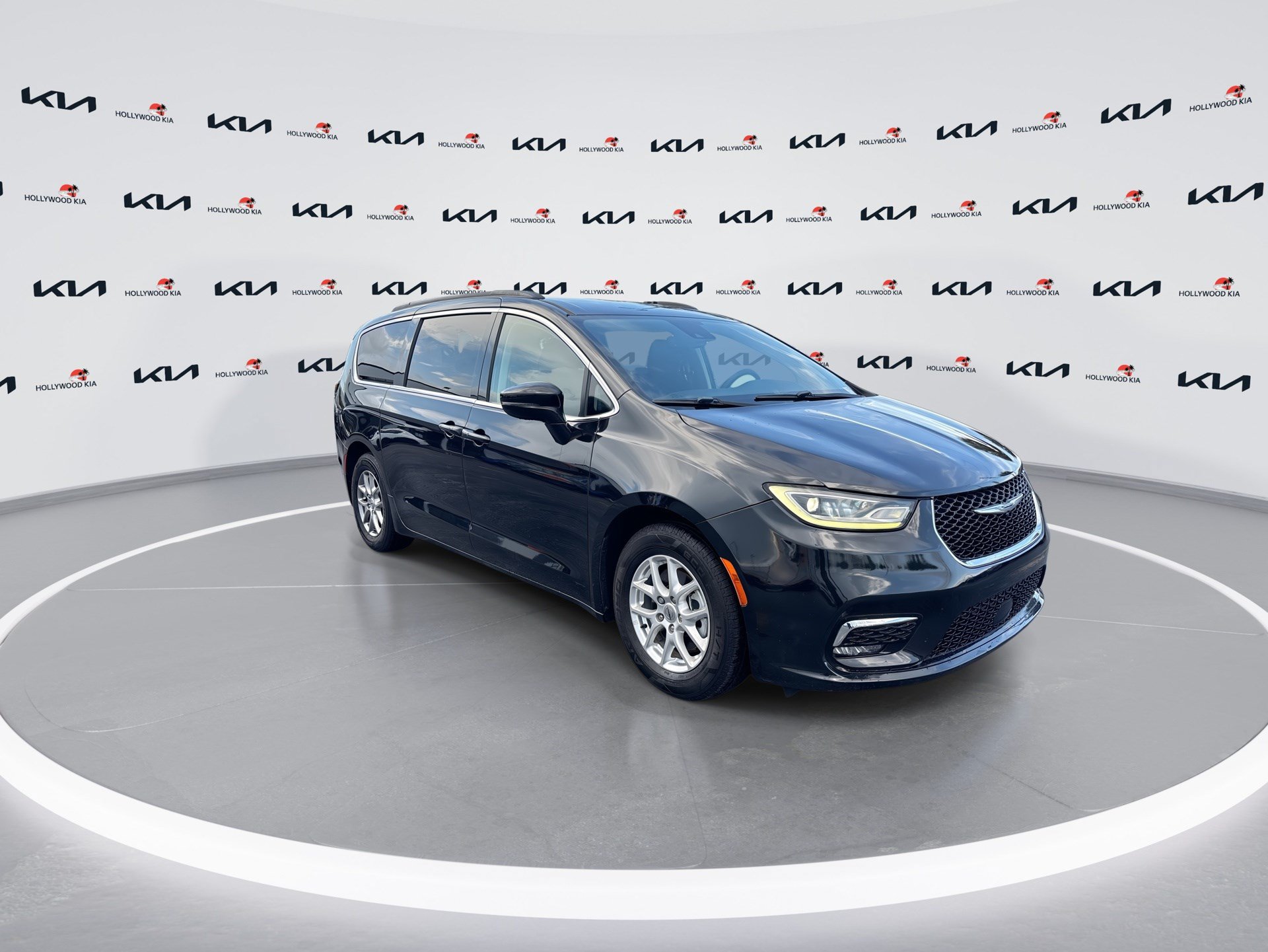 Used 2021 Chrysler Pacifica Touring FWD image 2