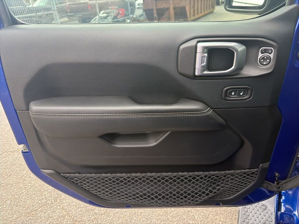 Used 2018 Jeep Wrangler Unlimited Sahara image 12