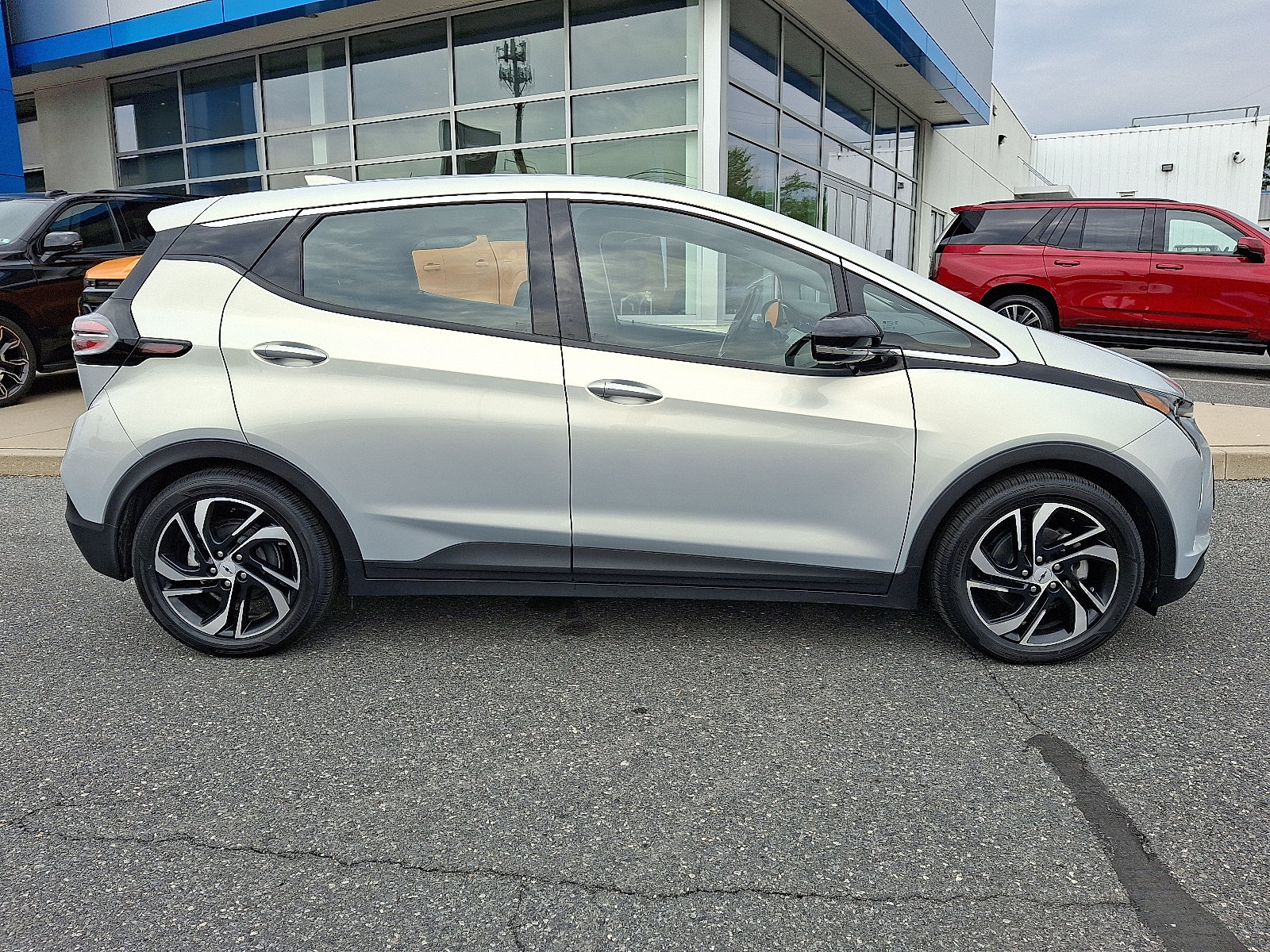 Certified 2023 Chevrolet Bolt LT w/ Infotainment Package FWD image 8