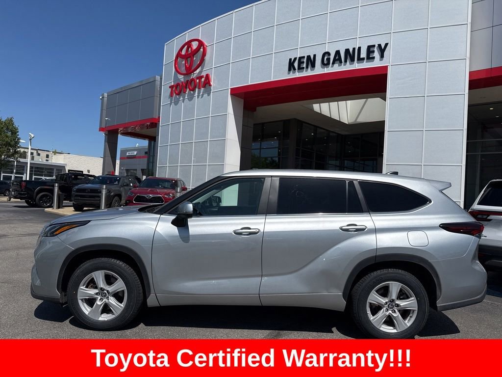 Used 2025 Toyota Highlander LE FWD image 3