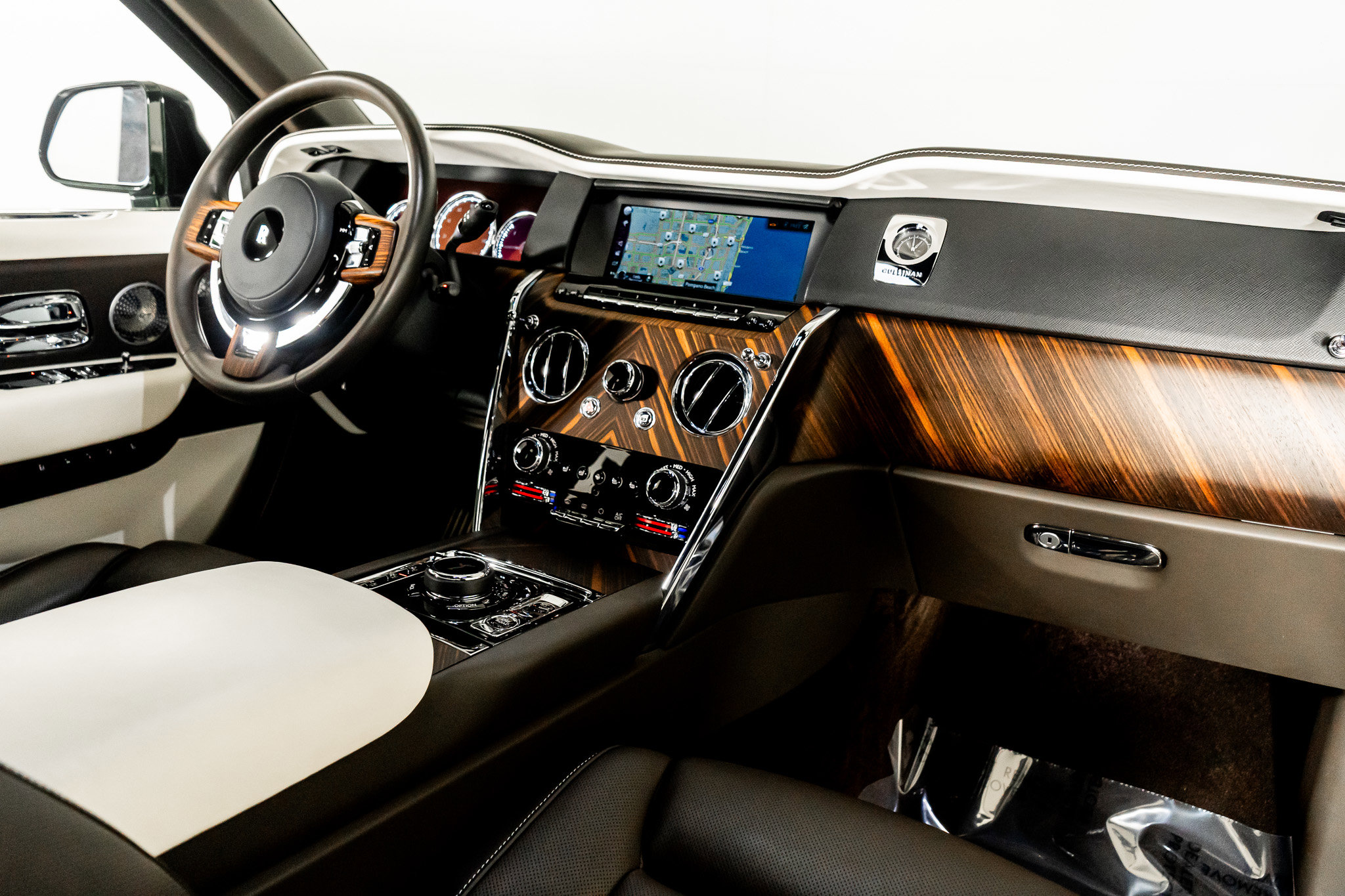 Used 2023 Rolls-Royce Cullinan w/ Cullinan Package image 55