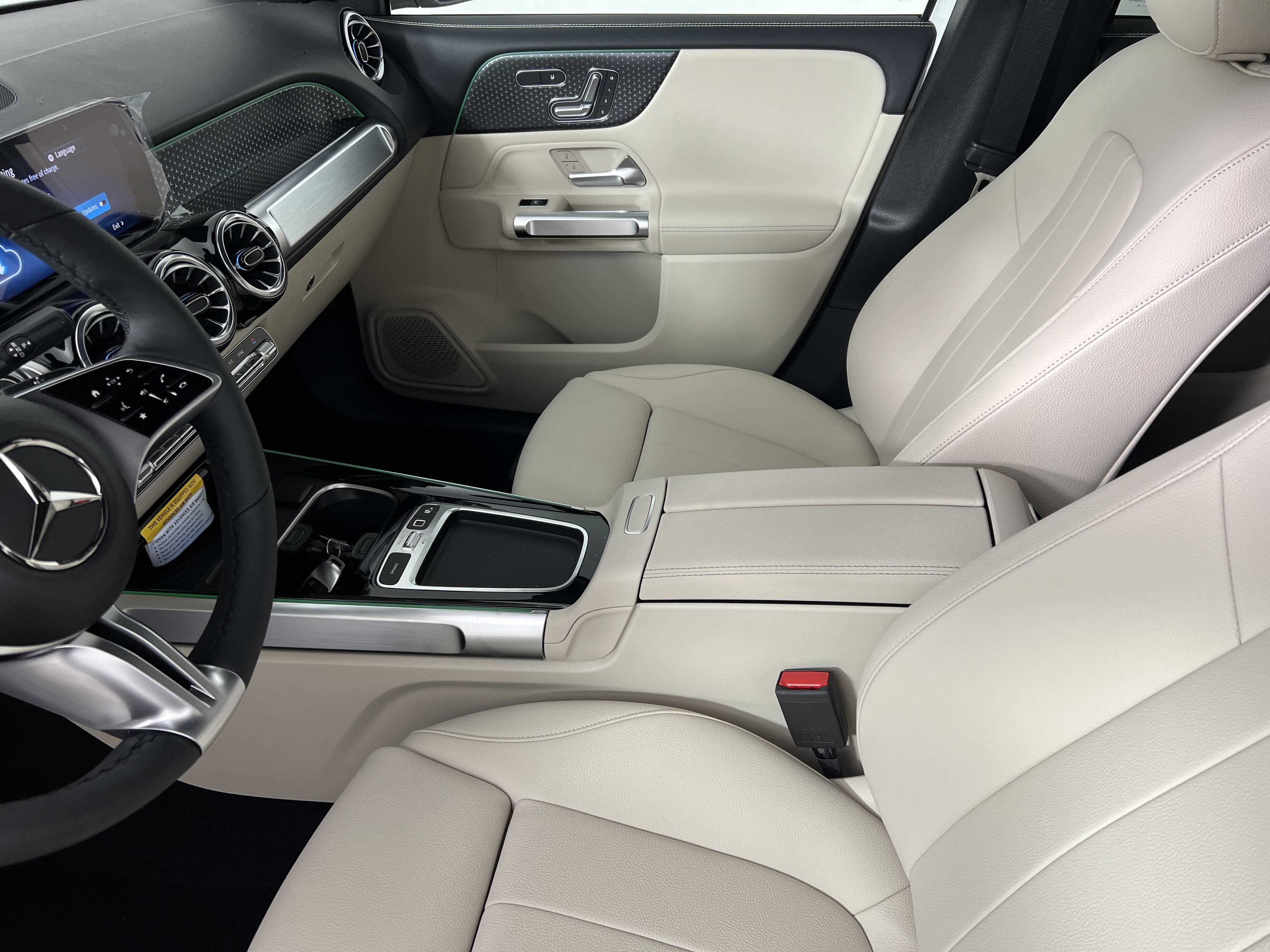 Used 2025 Mercedes-Benz GLB 250 4MATIC image 4