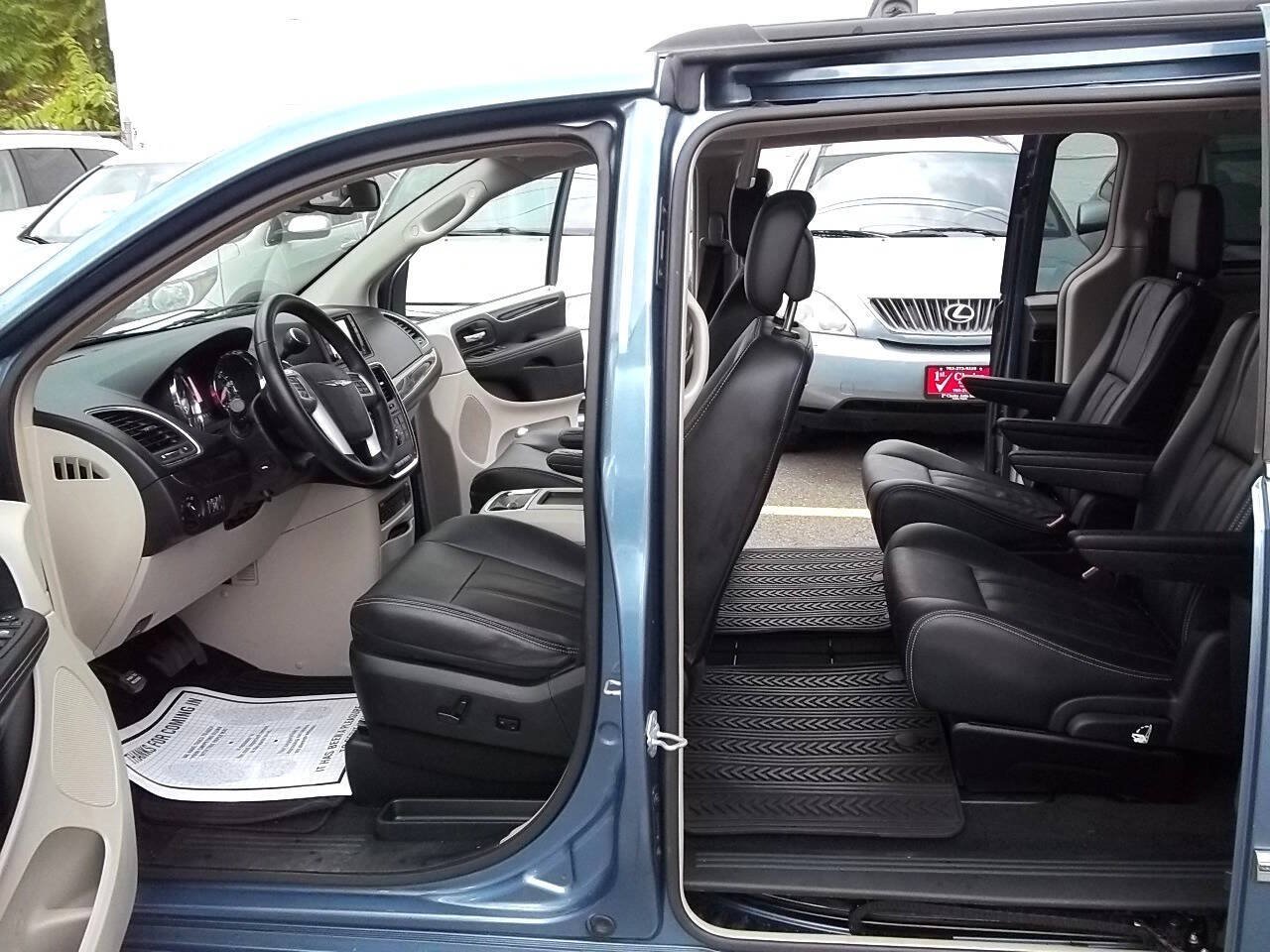 Used 2012 Chrysler Town & Country Touring-L w/ Entertainment Group #2 FWD image 7