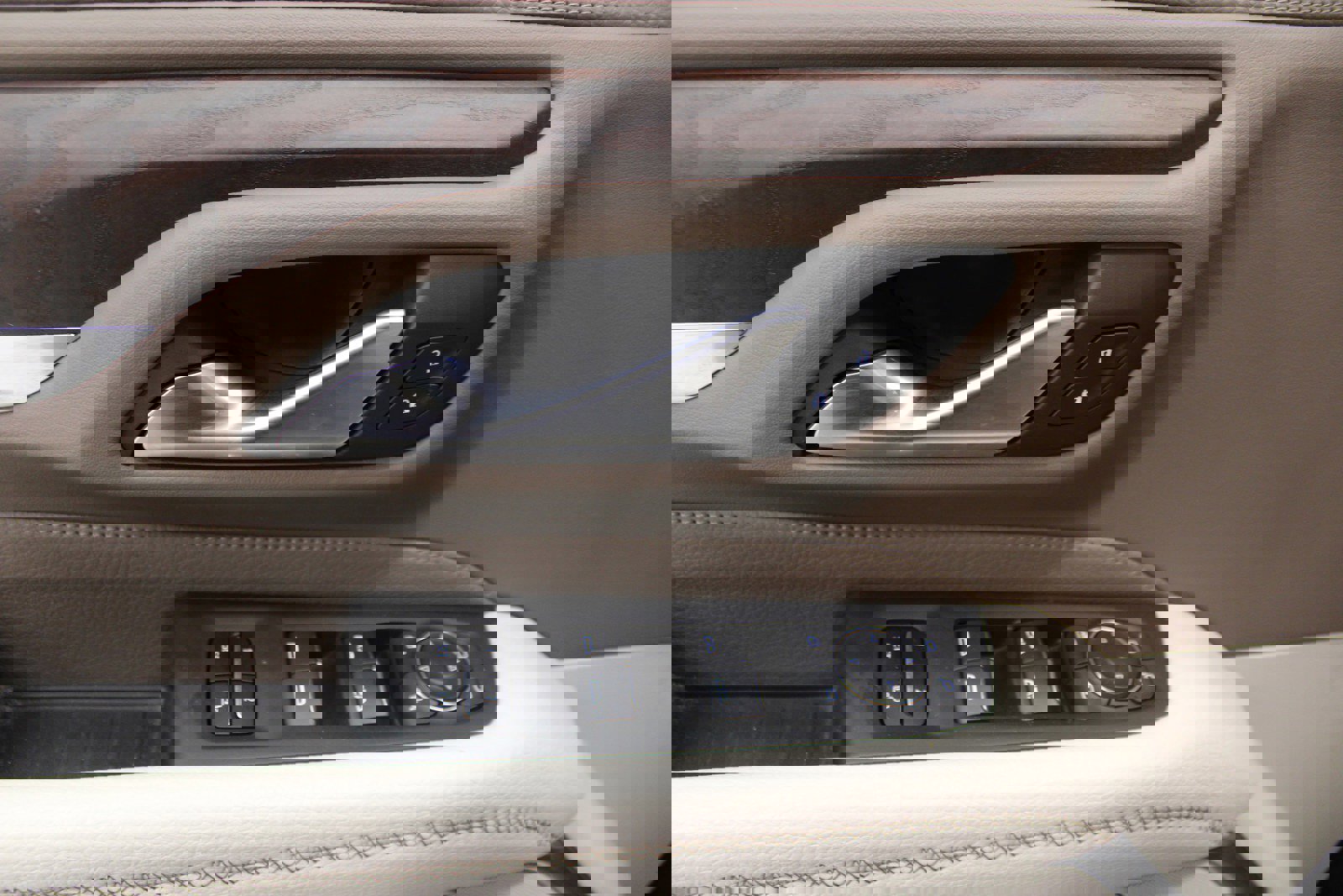 Used 2022 GMC Yukon Denali w/ Denali Premium Package image 18