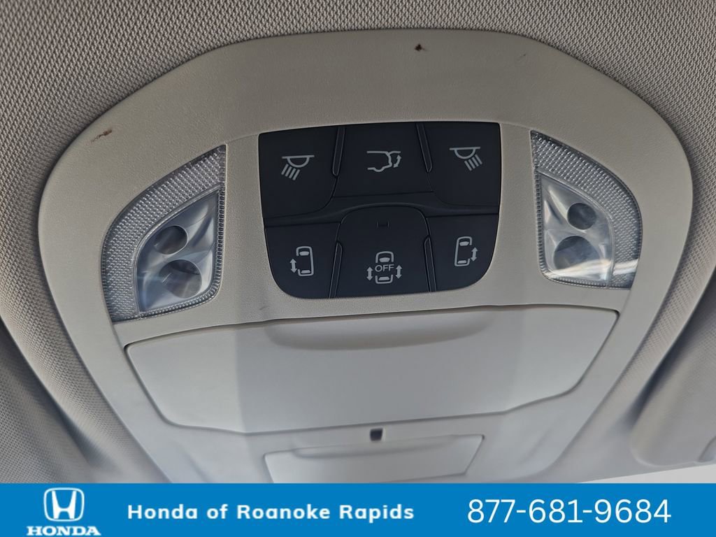 Used 2023 Chrysler Pacifica Touring-L image 25