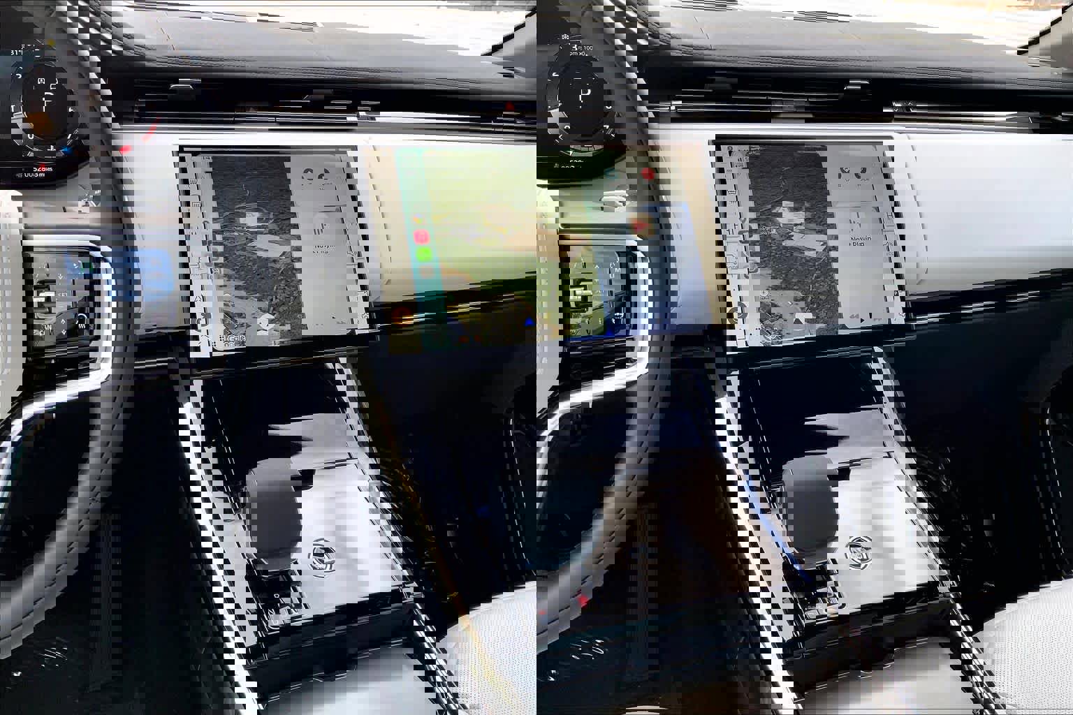 Used 2025 Land Rover Range Rover Sport SE image 6