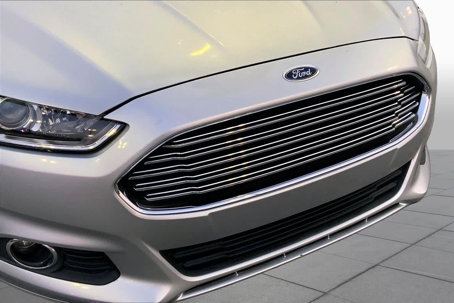 Used 2016 Ford Fusion SE w/ Equipment Group 202A FWD image 29
